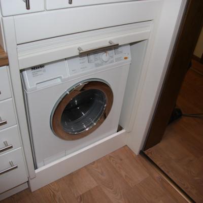 Waschmaschine hinter Rolladenfront