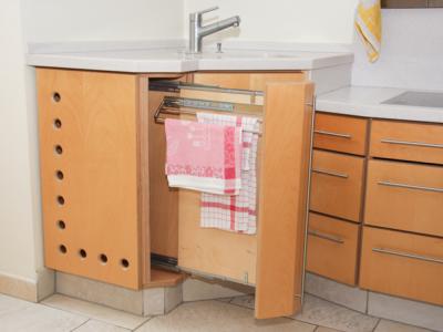 belüfteter ausziehbarer Handtuchhalterschrank