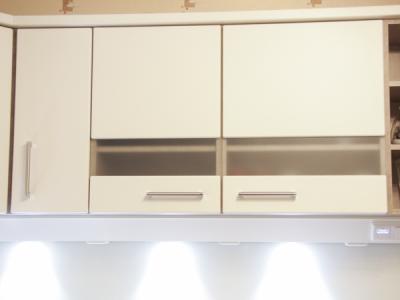 Hängeschränke mit Glasband; Energieleiste unter Hängeschränken mit Steckdosen, Lichtschaltern und Strahlern,
