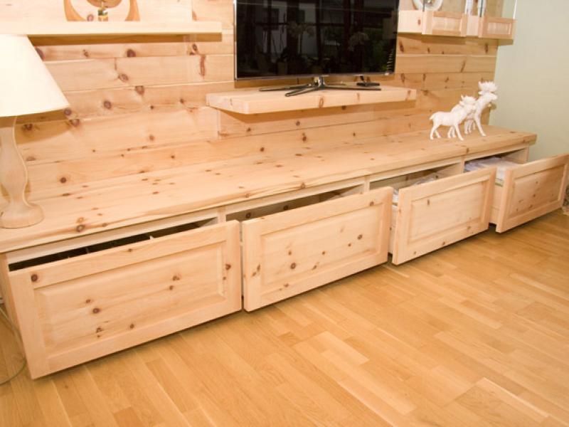 Große Stauraumschubladen im Zirbekiefer-Wohnschrank