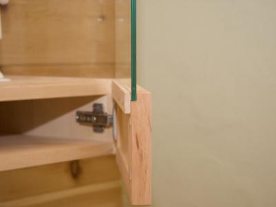 Hängeschränke mit zwischengesetztem Glas