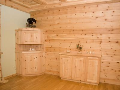 Wandpaneele, Eckschrank und Sideboard Zirbekiefer massiv natur, Oberfläche unbehandelt