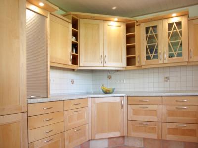 Aufsatzschrank mit Rollo