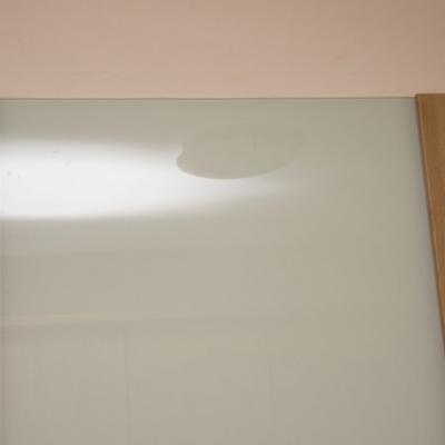 Schutzwand Detailansicht - Sicherheitsglas rückseitig weiß lackiert