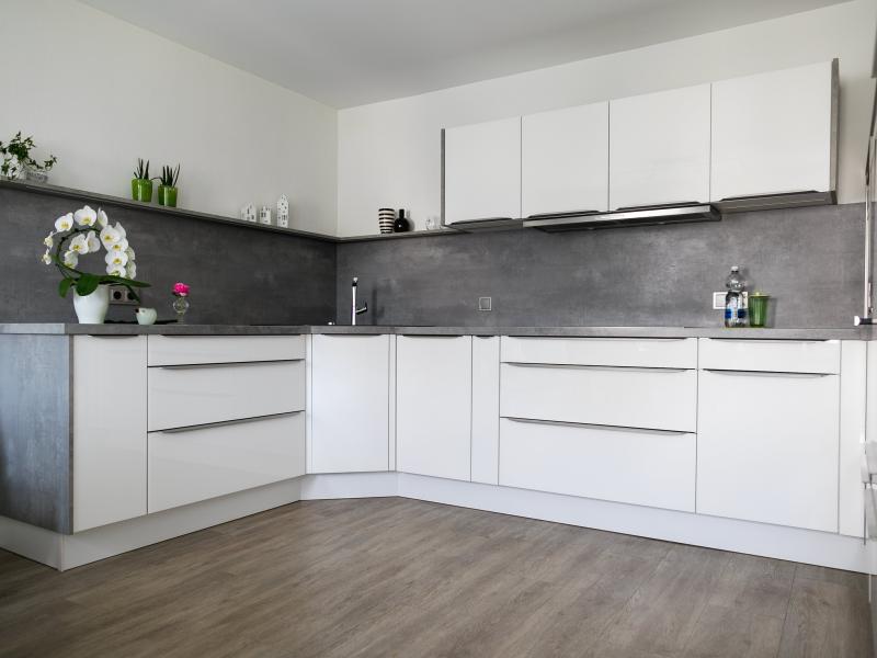 01 weiße Küche mit Beton-Optik