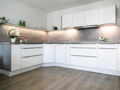 02 LED-Beleuchtung in Nischenrückwand