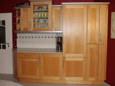 Schrankwand - rechts: Hochschrank an schrägen Wandverlauf angepasst/ Apothekerauszug / Kühlschrank / mittlerer Hängeschrank mit Glasfront