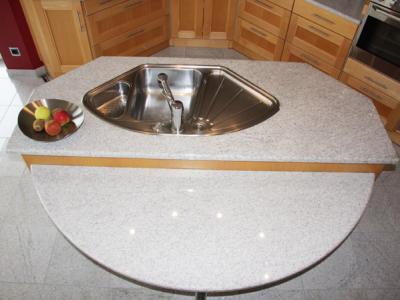 Spülzentrum mit angesetztem Tisch: Granit Kashmir White 