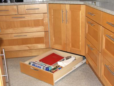 Sockelschublade unter Eckschrank