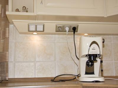 Energieleiste mit eingebauten Halogen-Strahlern, Steckdosen und Radio