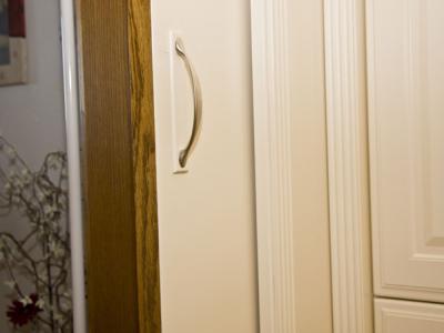 Schiebetür zur Küchenseite in Frontfarbe / Rückseite Eiche Rustikal furniert